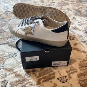 Sneakers (golden goose dupe)